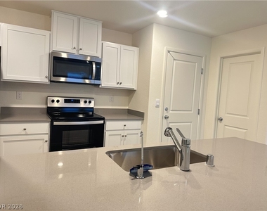 9918 Saffron Hills Street - Photo Thumbnail 8