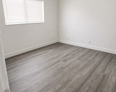 870 Flagstone Way - Photo Thumbnail 2