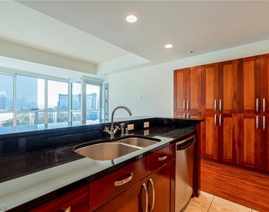 4525 Dean Martin Drive - Photo Thumbnail 5