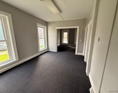 491 Emslie Street - Photo Thumbnail 2