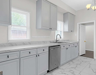660 Queen Street Sw - Photo Thumbnail 13