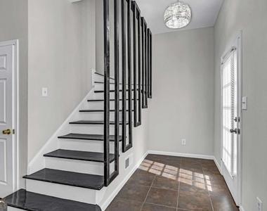 660 Queen Street Sw - Photo Thumbnail 22