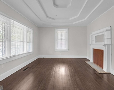 660 Queen Street Sw - Photo Thumbnail 4