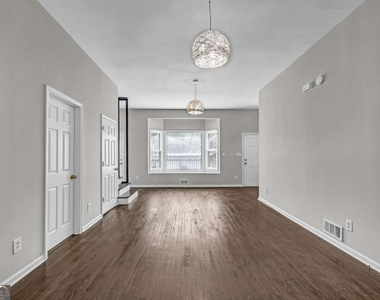 660 Queen Street Sw - Photo Thumbnail 20