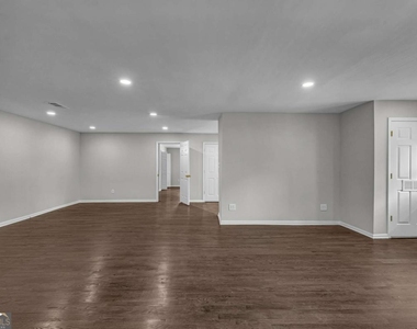 660 Queen Street Sw - Photo Thumbnail 32