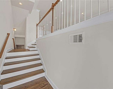 860 Stonehill Lane - Photo Thumbnail 2