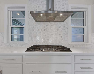 860 Stonehill Lane - Photo Thumbnail 11