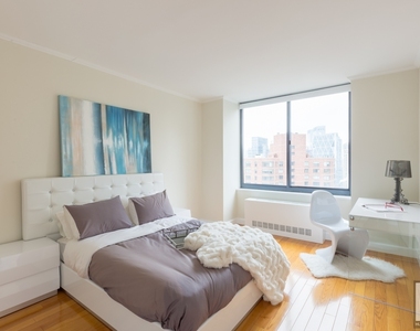 West 48th Street - Photo Thumbnail 2