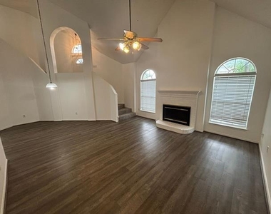 2100 Larkspur Street - Photo Thumbnail 3