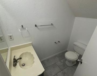 2100 Larkspur Street - Photo Thumbnail 7
