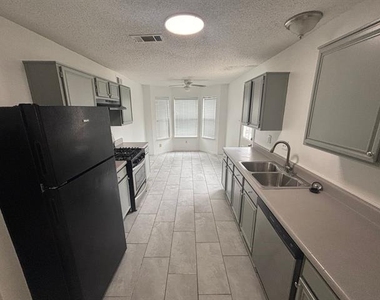 2100 Larkspur Street - Photo Thumbnail 4