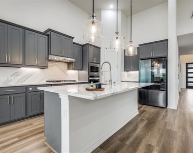 2813 Walker Way - Photo Thumbnail 5