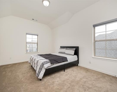 2813 Walker Way - Photo Thumbnail 17