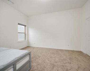2813 Walker Way - Photo Thumbnail 16