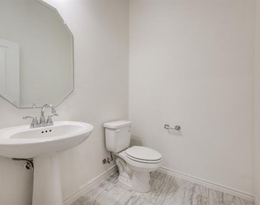 2813 Walker Way - Photo Thumbnail 11