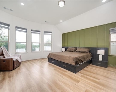 2813 Walker Way - Photo Thumbnail 20