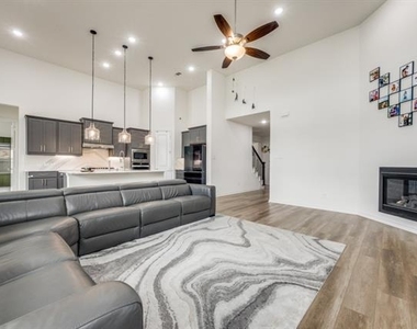 2813 Walker Way - Photo Thumbnail 4
