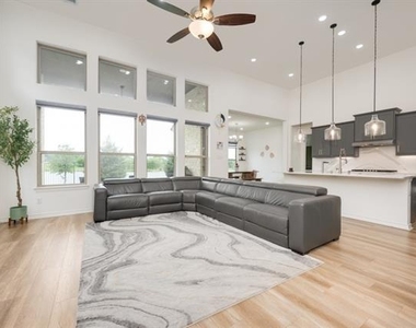 2813 Walker Way - Photo Thumbnail 9