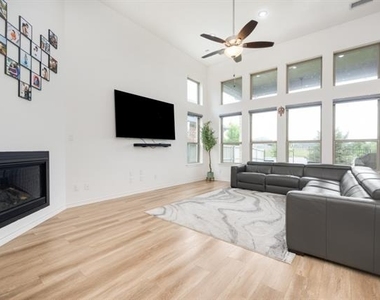 2813 Walker Way - Photo Thumbnail 8