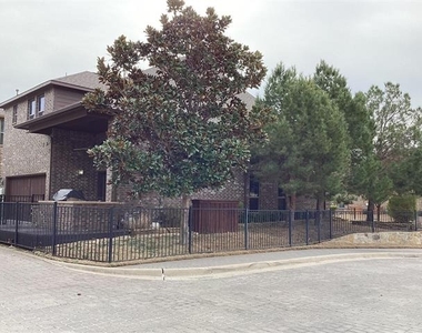 1231 Fowler Street - Photo Thumbnail 27
