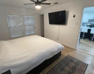 2515 Roanoke Avenue - Photo Thumbnail 12