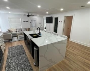 2515 Roanoke Avenue - Photo Thumbnail 10