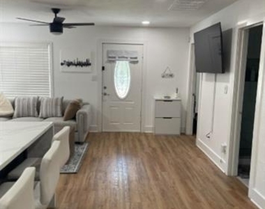 2515 Roanoke Avenue - Photo Thumbnail 3