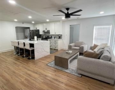 2515 Roanoke Avenue - Photo Thumbnail 2