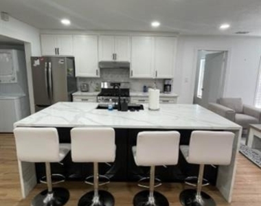 2515 Roanoke Avenue - Photo Thumbnail 5