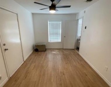 2515 Roanoke Avenue - Photo Thumbnail 20