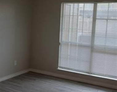 3617 W Northgate Drive - Photo Thumbnail 10