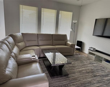 1633 Glacier Drive - Photo Thumbnail 3