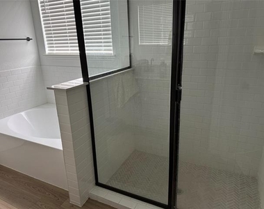 1633 Glacier Drive - Photo Thumbnail 5