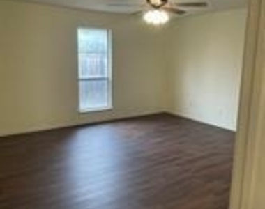 5412 Village Green Drive - Photo Thumbnail 12