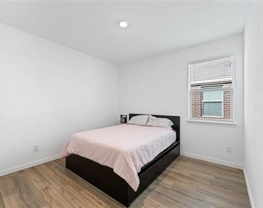 1209 Mesquite Lane - Photo Thumbnail 12