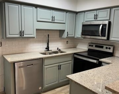 5212 Fleetwood Oaks Avenue - Photo Thumbnail 2