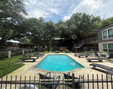 5212 Fleetwood Oaks Avenue - Photo Thumbnail 7
