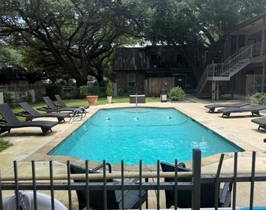 5212 Fleetwood Oaks Avenue - Photo Thumbnail 6
