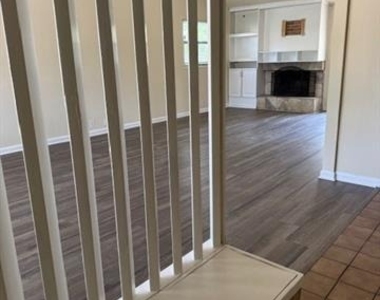 923 Warren Way - Photo Thumbnail 1