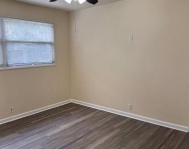 923 Warren Way - Photo Thumbnail 15