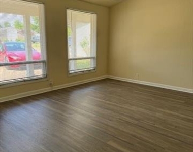 923 Warren Way - Photo Thumbnail 2