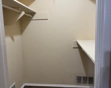 923 Warren Way - Photo Thumbnail 21