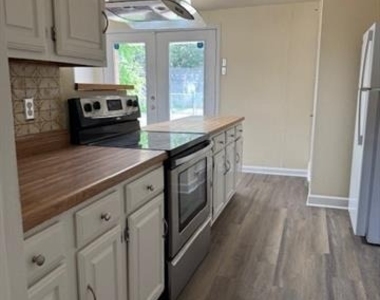 923 Warren Way - Photo Thumbnail 10