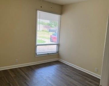 923 Warren Way - Photo Thumbnail 14