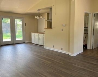 923 Warren Way - Photo Thumbnail 4
