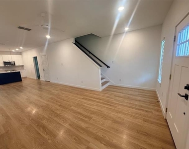 309 W Cedar Street - Photo Thumbnail 6