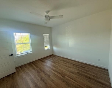 309 W Cedar Street - Photo Thumbnail 8