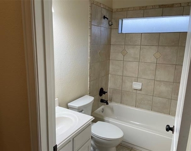 1414 Lauren Lane - Photo Thumbnail 6