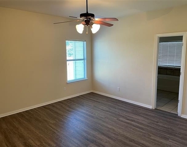 1414 Lauren Lane - Photo Thumbnail 4