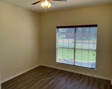 1414 Lauren Lane - Photo Thumbnail 7